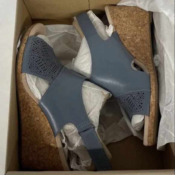 Clarks Women’s Lafley Joy Blue Grey Leather Wedge Strap Sandals Size 7.5W NEW - Picture 7 of 8